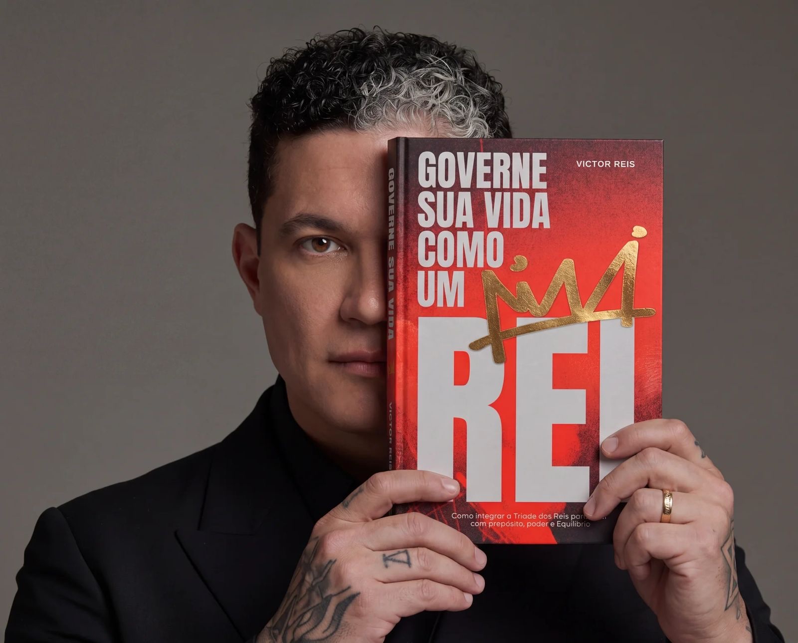 Victor Reis segurando o livro Governe Sua Vida Como Um Rei